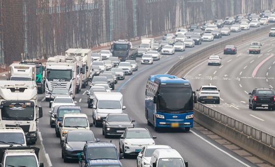 서행하는 귀성길 차량