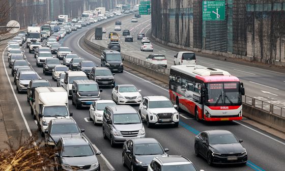 서행하는 귀성길 차량들