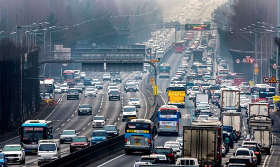 차로 붐비는 귀성길 도로