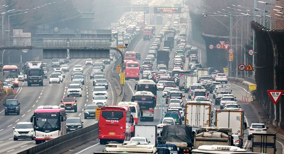 차들로 막히는 귀성길 도로