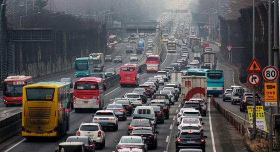 막히는 귀성길 도로