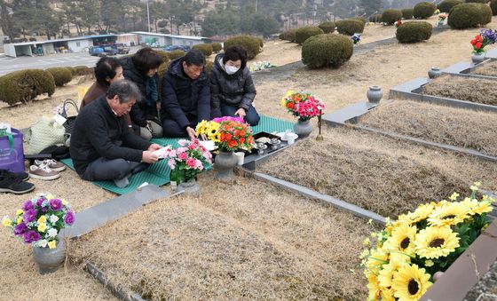설 앞두고 성묘하는 시민들