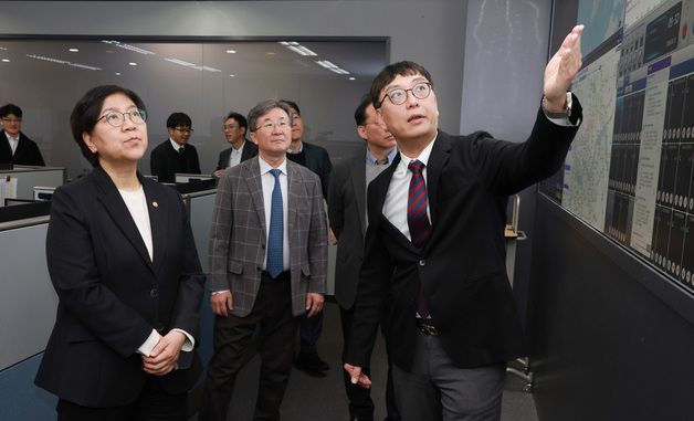 응급의료대응체계 설명 듣는 정은경 장관