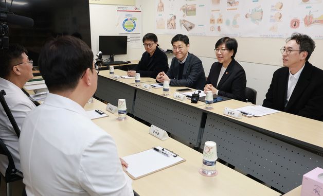 설 연휴 응급의료체계 점검하는 정은경 장관