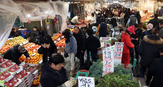 설 연휴 앞둔 청량리 청과물시장 북적