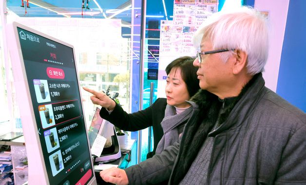 배리어프리 키오스크 설치 현장점검하는 이스란 제1차관