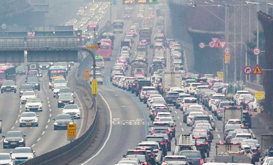 차량들로 붐비는 하행선