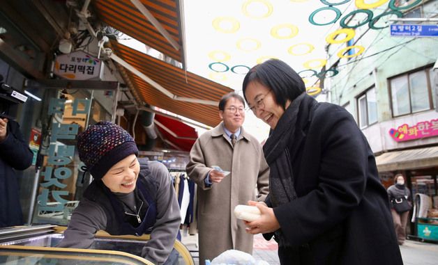 한성숙 장관, 설 연휴 앞두고 포방터시장 찾아