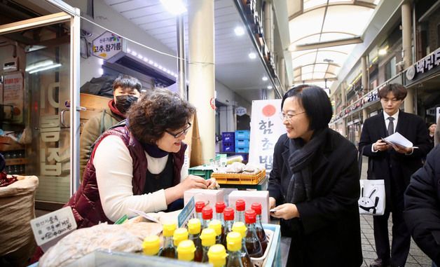 시장 상인과 대화나누는 한성숙 장관