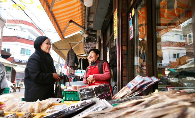 설 연휴 앞두고 전통시장 방문한 한성숙 장관