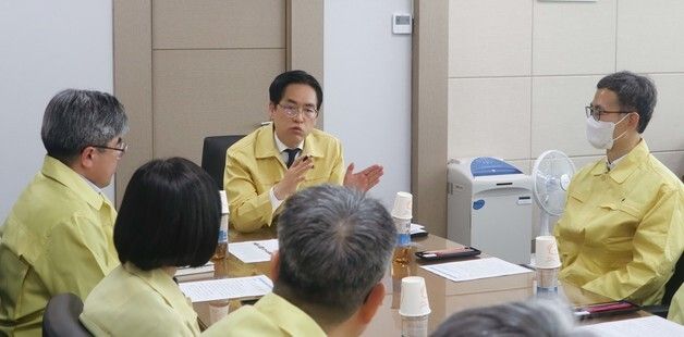 행정정보시스템 운영 상황 점검하는 김민재 차관