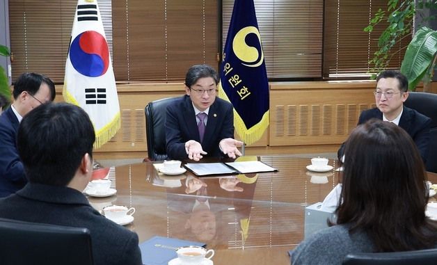 이억원 금융위원장, 전국민 신용회복지원 수기 공모전 수상자 면담