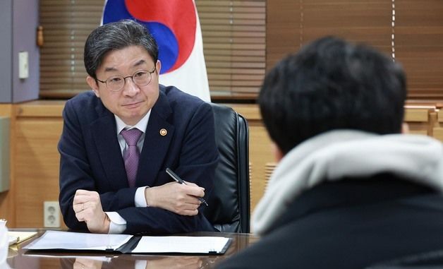 이억원 금융위원장, 전국민 신용회복지원 수기 공모전 수상자 면담