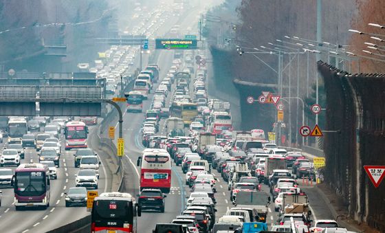 귀성길 차량들로 붐비는 도로