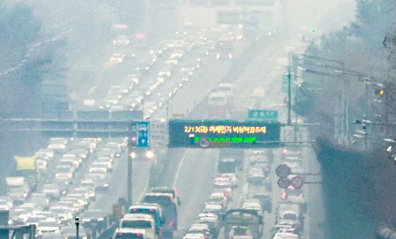 귀성길 차량들로 붐비는 도로