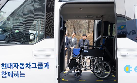 장애인 위한 EV차량 살펴보는 김성환 장관