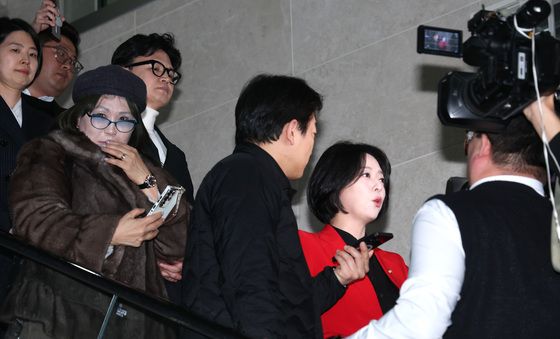 기자회견장 나서는 한동훈·배현진