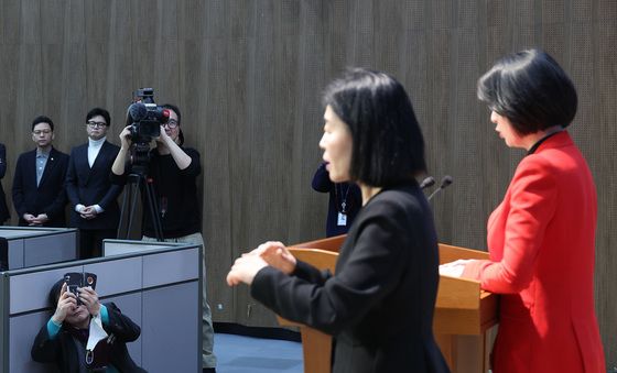 배현진 기자회견 바라보는 한동훈