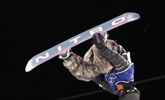 공중 연기 선보이는 이채운