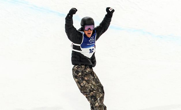 환호하는 이채운