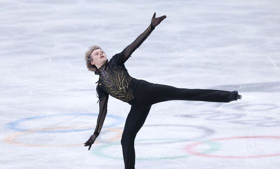 연기 펼치는 일리야 말리닌