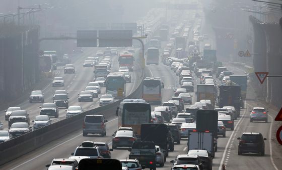 닷새 간의 설 연휴 시작, 귀성 차량 몰린 고속도로 정체 중