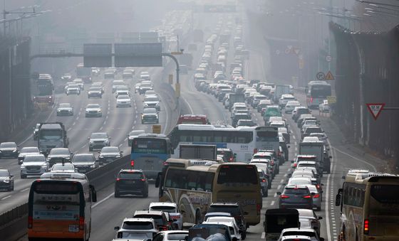 닷새 간의 설 연휴 시작, 고속도로는 귀성 차량으로 정체