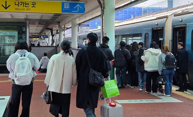 "오는 길이 설렜어요" 설 연휴 첫날, 전주역·터미널 '북적'