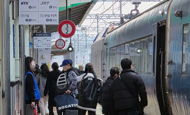 "오는 길이 설렜어요" 설 연휴 첫날, 전주역·터미널 '북적'