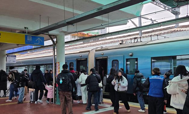 "오는 길이 설렜어요" 설 연휴 첫날, 전주역·터미널 '북적'