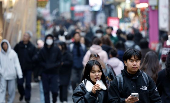 외국인 관광객으로 붐비는 명동 거리