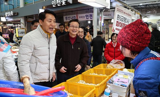 상인과 대화 나누는 오세훈 시장