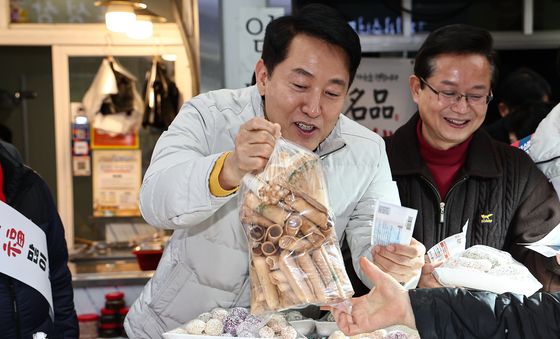 과자 구매하는 오세훈 서울시장