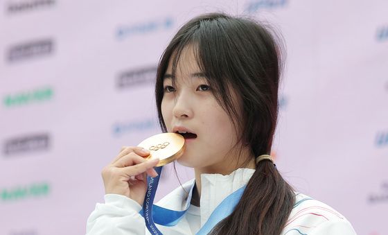 금메달 깨무는 최가온