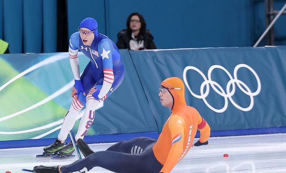 넘어지는 예닝 더 보 바라보는 조던 스톨츠