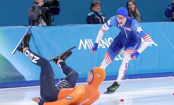 넘어지는 예닝 더 보 바라보는 조던 스톨츠