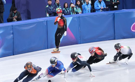 레이스 지켜보는 린샤오쥔