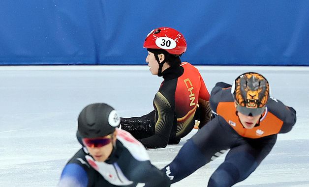 넘어지는 린샤오쥔