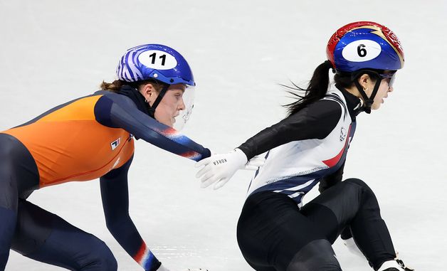네덜란드 선수에 밀려 넘어지는 김길리