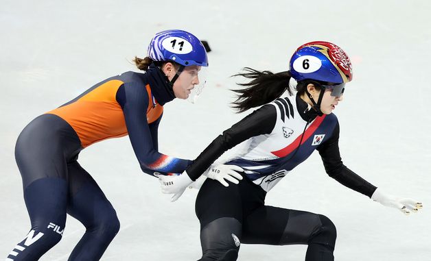 네덜란드 선수에 밀려 넘어지는 김길리