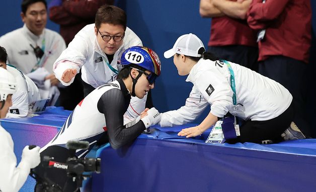 코치진과 기쁨 나누는 황대헌