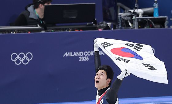 태극기 두른 황대헌, 은메달!