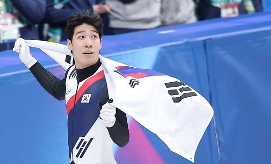 은메달 기쁨 즐기는 황대헌