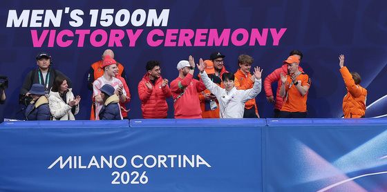 시상대 향하는 황대헌, 쇼트트랙 남자 1500m 은메달