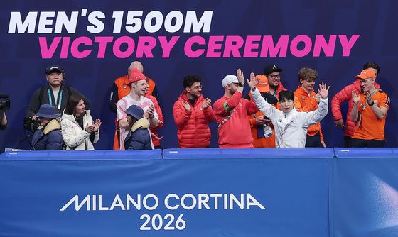 시상대 향하는 황대헌, 쇼트트랙 남자 1500m 은메달