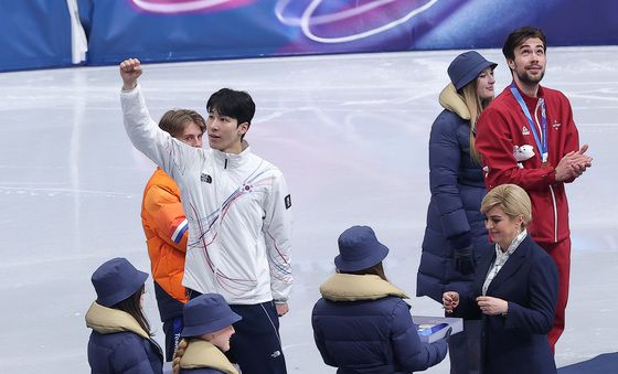 시상대 오른 황대헌, 주먹 불끈