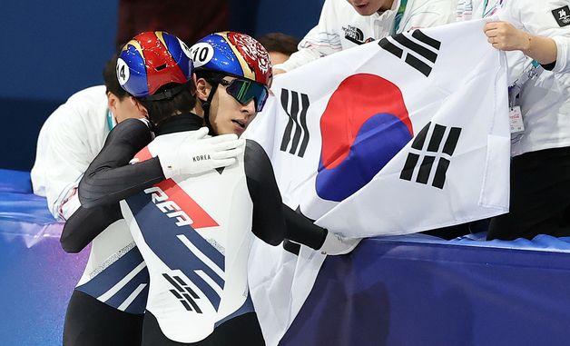 신동민과 기쁨 나누는 황대헌