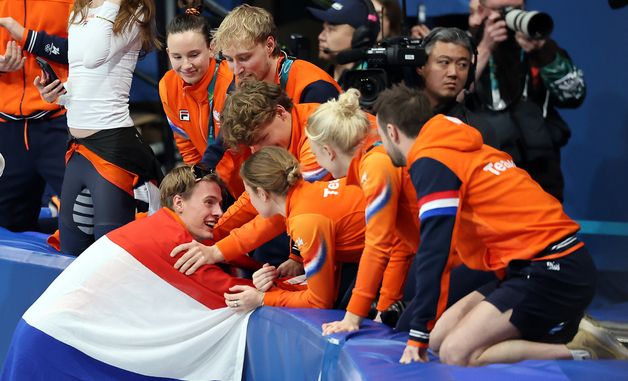 코칭스테프와 기쁨 나누는 옌스 판트바우트