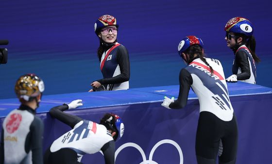 기록 확인하며 미소 짓는 최민정·김길리