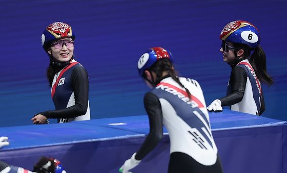 기록 확인하며 미소 짓는 최민정·김길리